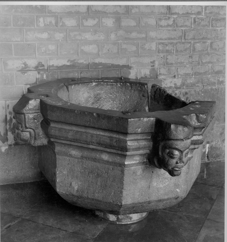 fonts baptismaux / Galerie lapidaire du Palais