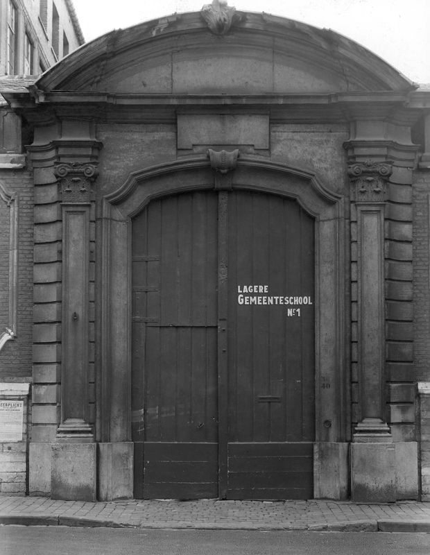 porche / Katholieke Universiteit Leuven - Voormalig Winckeliuscollege