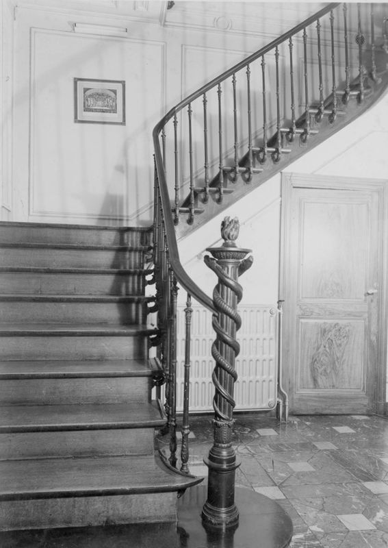 départ d'escalier / Couvent des Chanoinesses de St Augustin[Anc. Hôtel de Sauvage]