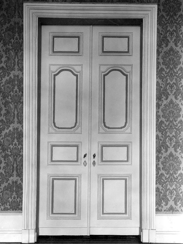 porte à deux battants / Palais du Gouvernement Provincial[ancien Palais des Princes-Evêques]