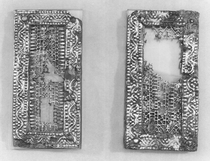 Quatre appliques de harnais