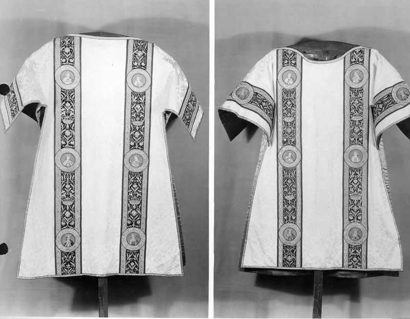 Ornement liturgique de couleur blanche
Médaillons : bustes de personnages couronnés