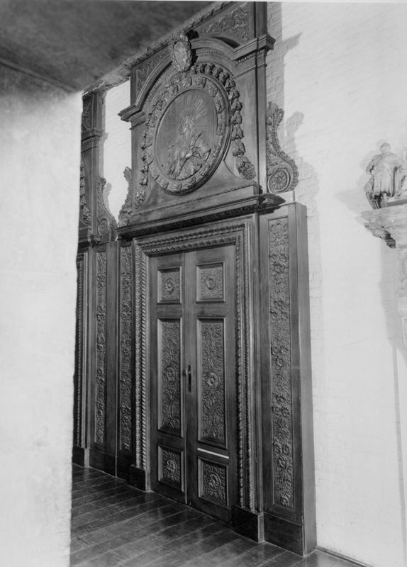 porte monumentale / Musée Curtius