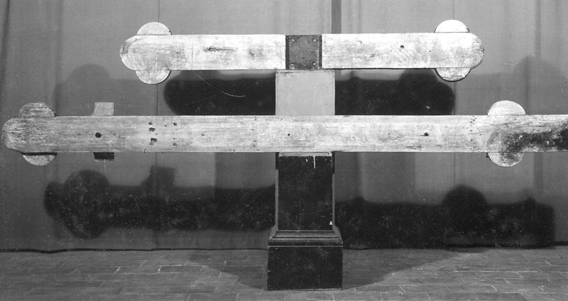 Calvaire de Lesve: Croix avec les attributs des quatre évangélistes