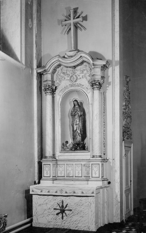 autel dédié à la Vierge