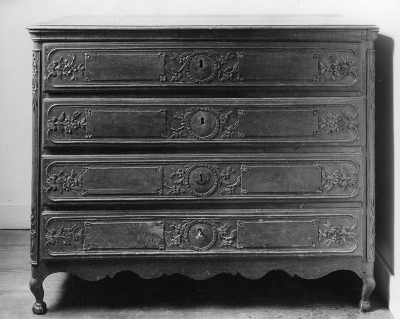 Commode à quatre tiroirs