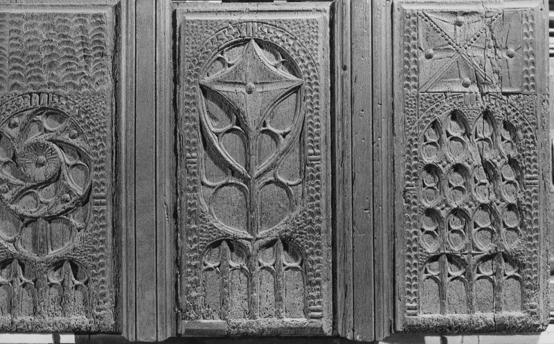 drie panelen versierd met vensterwerk
