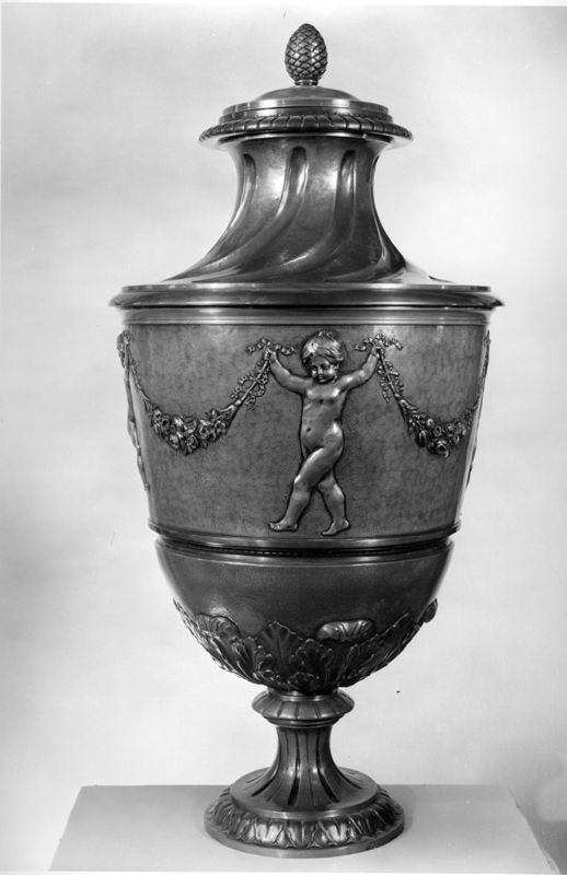 Grand vase décoratif couvert