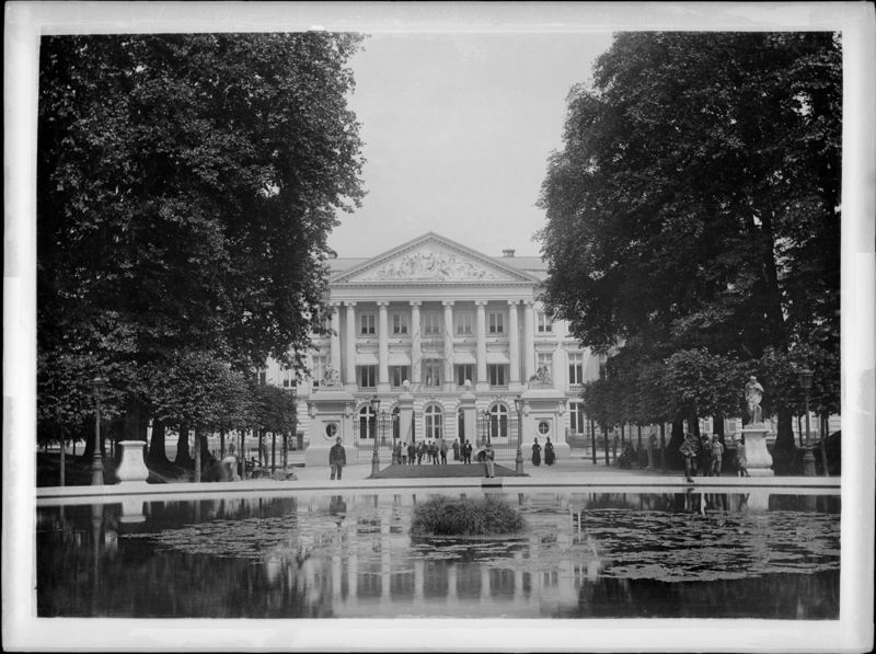 Paleis der Natie (met de Senaat en de Kamer van Volksvertegenwoordigers) - voormalig Paleis van de Raad van Brabant