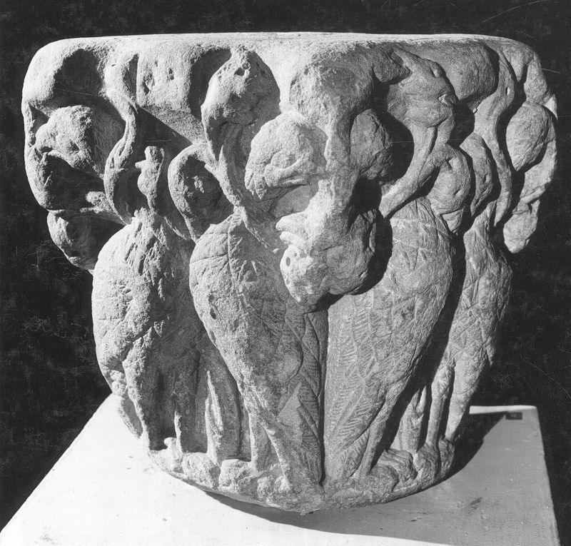 Chapiteau en pierre calcaire avec oiseaux sculptés