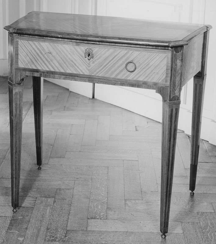 console[table] / Museum Mayer van den Bergh
