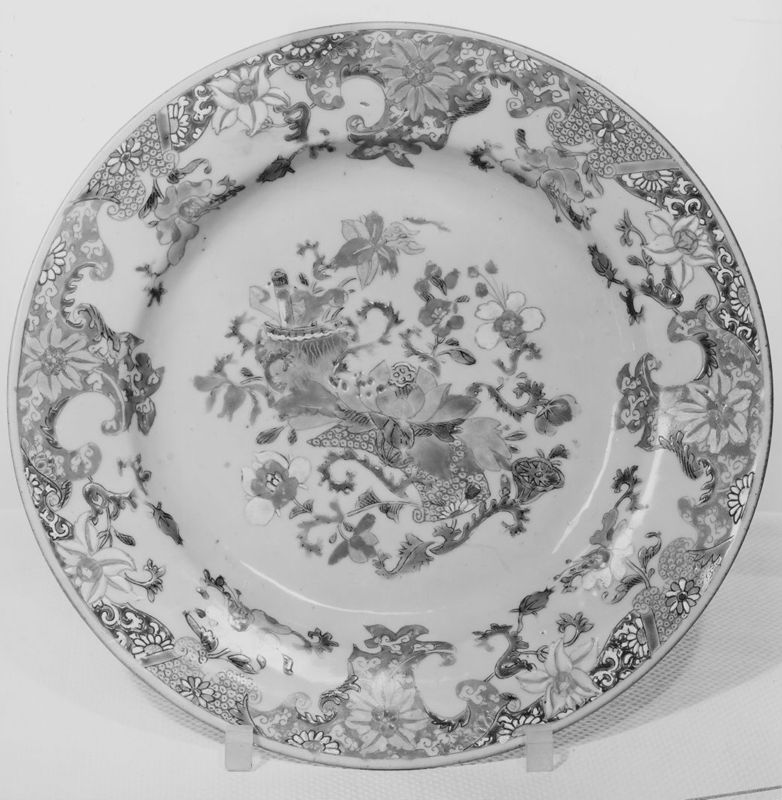 Plat bord versierd met bloemen