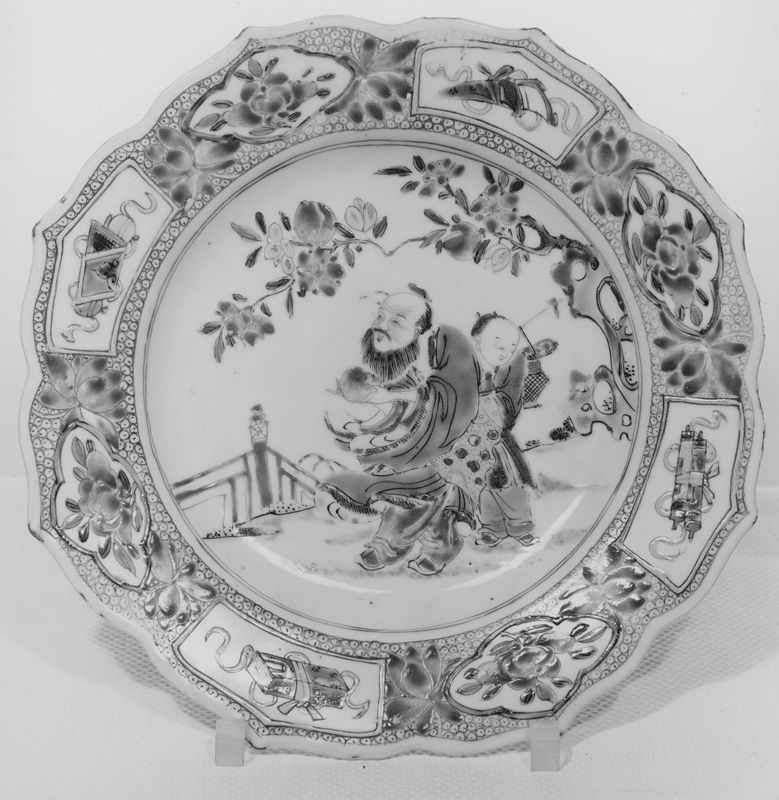 Plat bord met bloemen en personages in landschap
