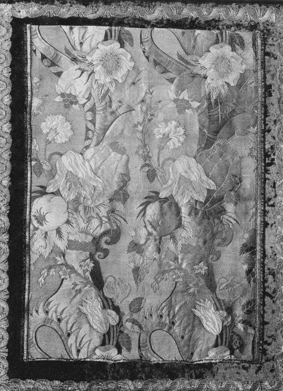 van brocatellestof met zijden bloemen