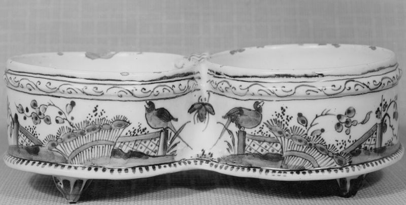 versierd met vogels op heg, bloemen en spin in blauw