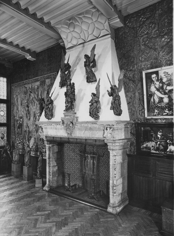 Mantelplaat met wapenschild[drie lelies] en wildeman