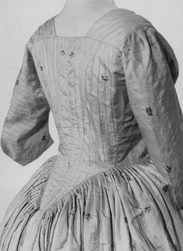 robe / Musées Royaux d'Art et d'Histoire