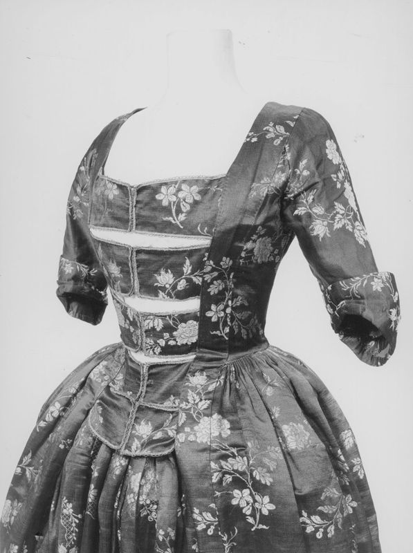 robe / Musées Royaux d'Art et d'Histoire