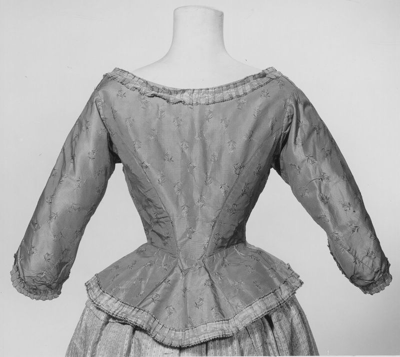 vêtement féminin / Musées Royaux d'Art et d'Histoire