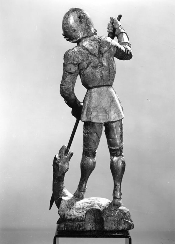 Staande H. Michaël met wapenrusting verslaat de draak