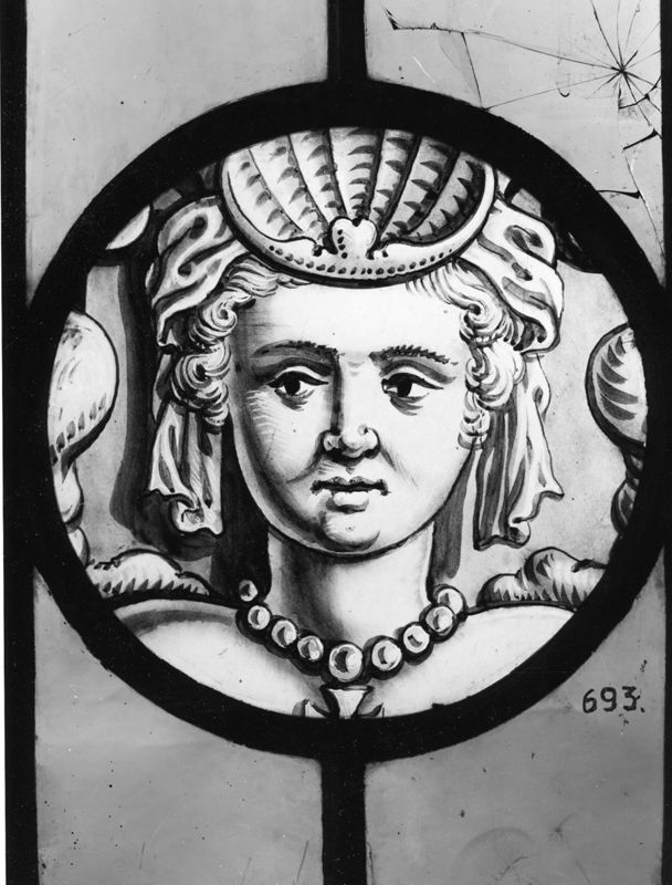 Tête de femme avec coiffe, ornée d'une coquille