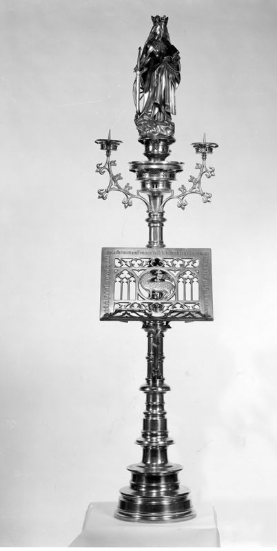 Chandelier pascal avec lutrin et statue de sainte Catherine d'Alexandrie représentée en princesse