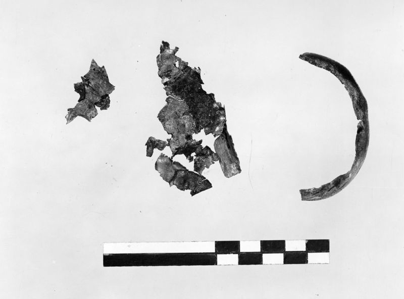 Série de 3 fragments d'objets de fouilles