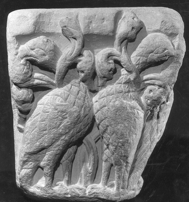 Chapiteau en pierre calcaire avec oiseaux sculptés