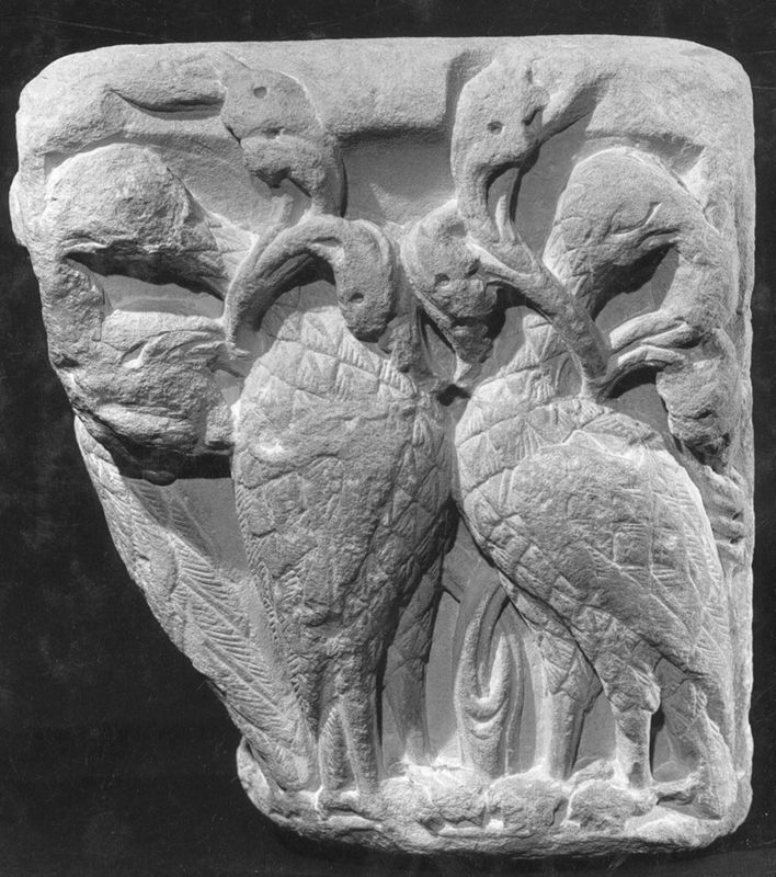 Chapiteau en pierre calcaire avec oiseaux sculptés