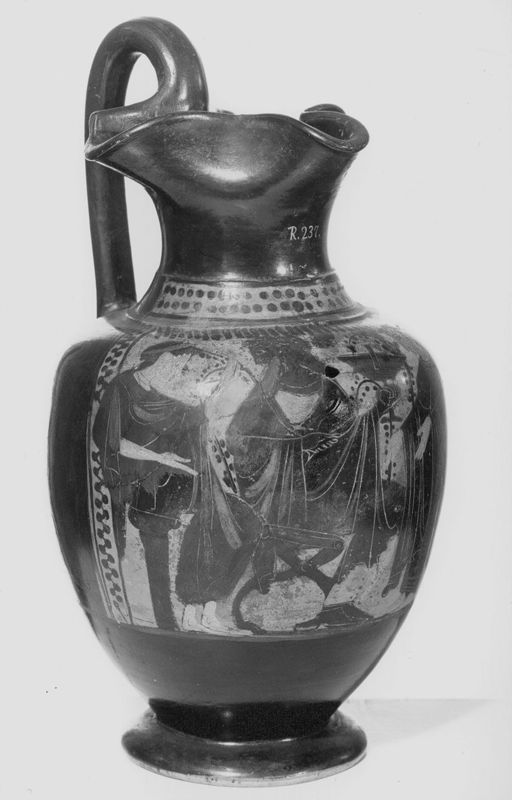 Oenochoé trilobée à figures noires : Dionysos entouré de satyre et de ménades