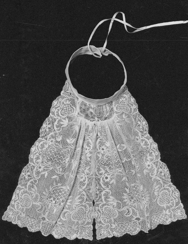 jabot de dentelle / Musées Royaux d'Art et d'Histoire