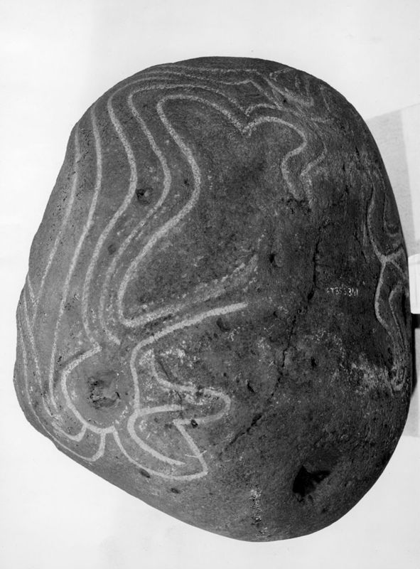 Pierre avec reliefs incisés