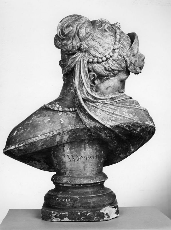 Jeune femme souriante avec masque
