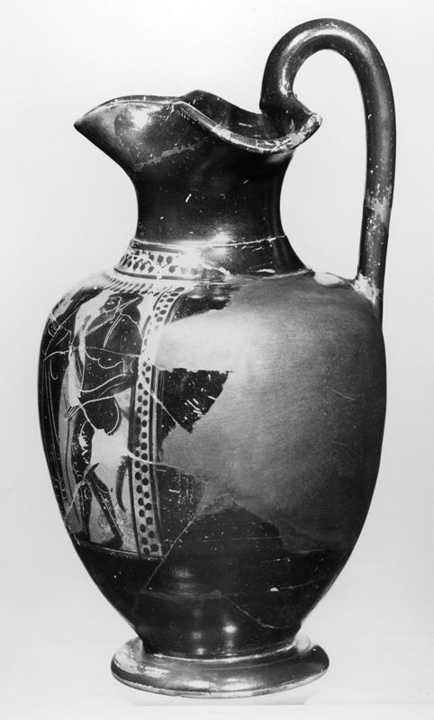 Oenochoé trilobée à figures noires : Dionysos entouré de satyre et de ménades