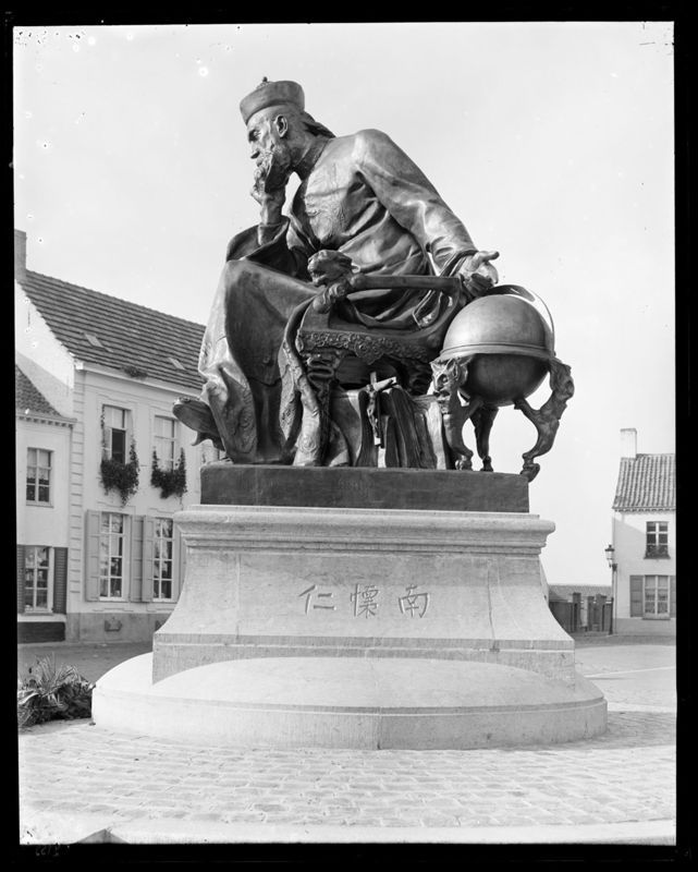standbeeld van pater Ferdinand Verbiest