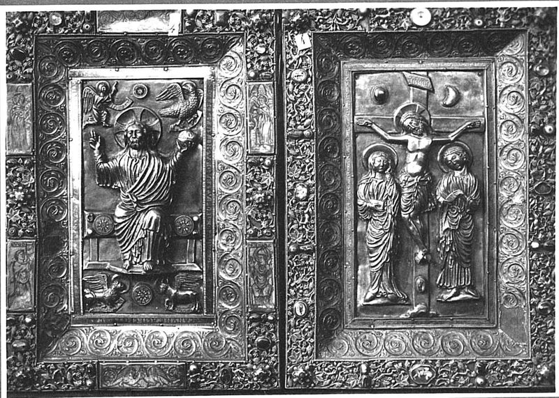 Deux plats de l'évangéliaire d'Oignies : Calvaire et Christ en majesté