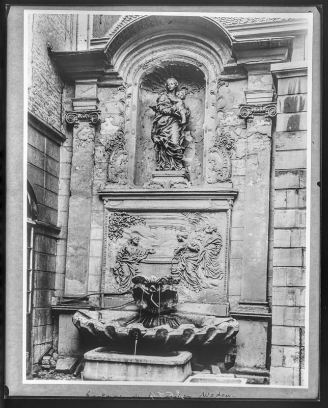Jésus conversant avec la Samaritaine (dans la cour de l'Hôtel  Wodon-Merken)