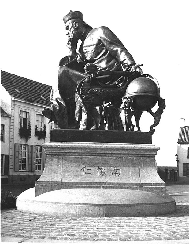 standbeeld van pater Ferdinand Verbiest