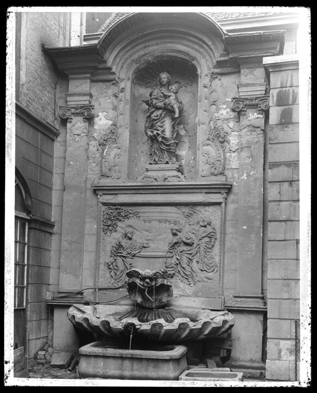 Jésus conversant avec la Samaritaine (dans la cour de l'Hôtel  Wodon-Merken)