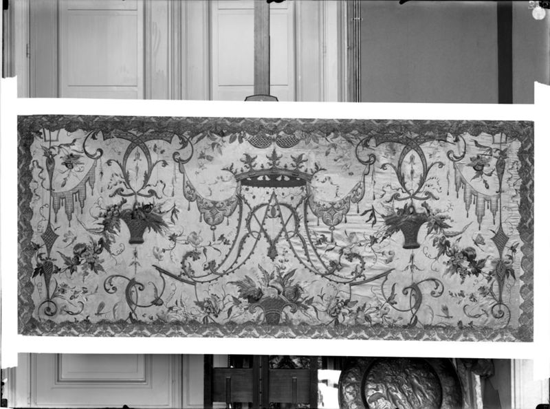 Monogramme, couronne, corbeilles et rinceaux