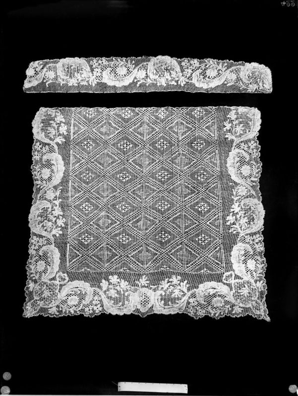 jabot de dentelle / Musées Royaux d'Art et d'Histoire