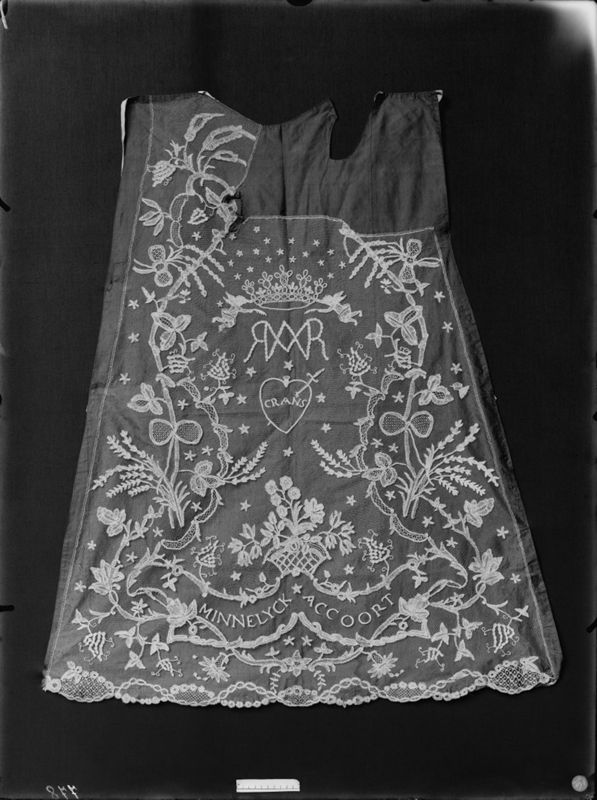 Kleding van Onze-Lieve-Vrouw van de Zeven Weeën
