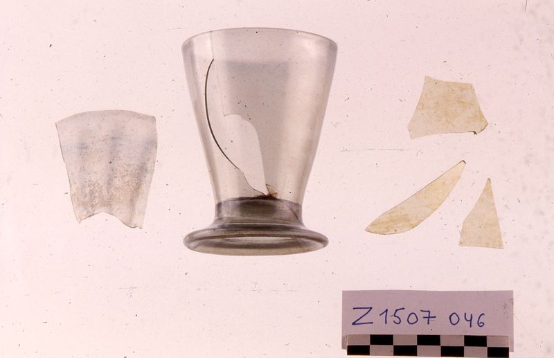 gobelet sur piédouche et 4 autres fragments de verre