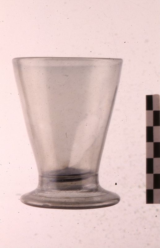gobelet sur piédouche et 4 autres fragments de verre