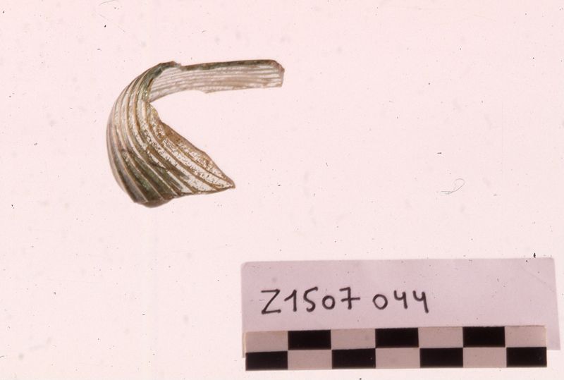 fragment de panse d'une fiole côtelée verdâtre