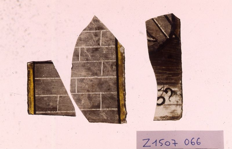 3 fragments de vitraux avec grisaille et jaune d'argent