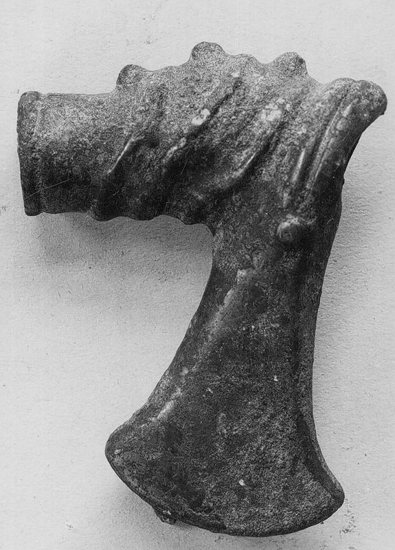 hache en forme de tête de cheval