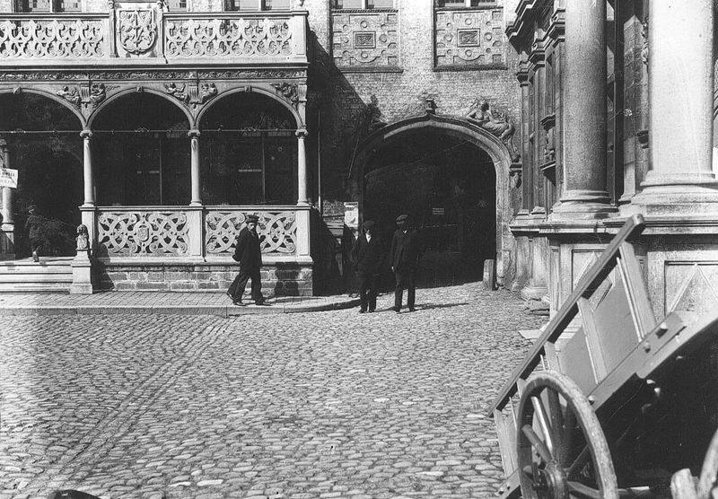 Stadhuis, voormalige conciërgerie van het Landhuis