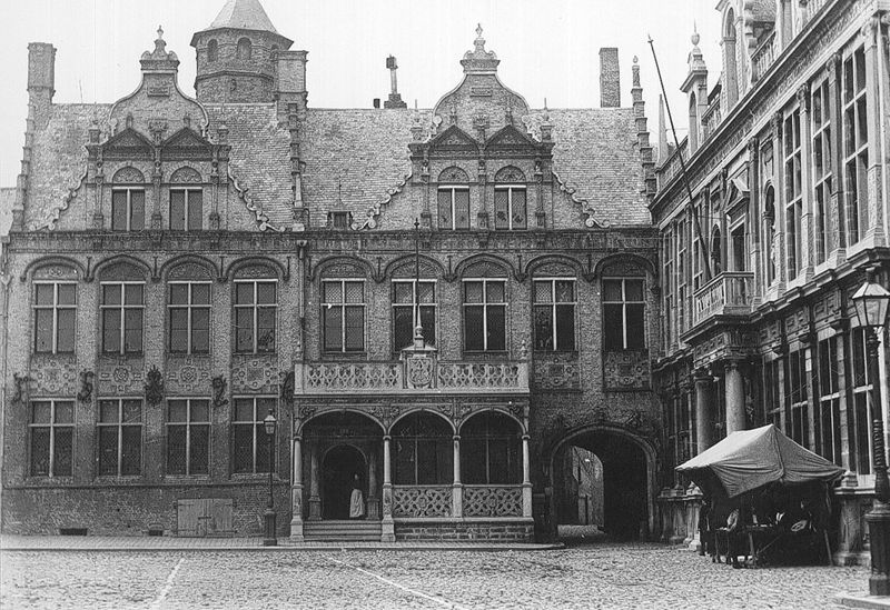 Stadhuis, voormalige conciërgerie van het Landhuis