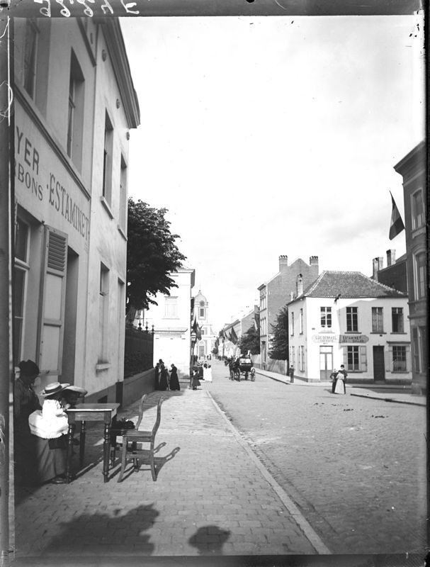 Vue de la rue de l'Eglise, actuelle rue Xavier de Bue, avant 1914